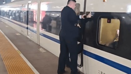 高铁站又有旅客扒车门？铁路上海站最新回应