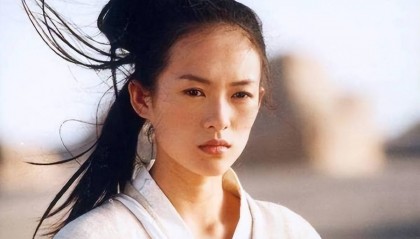 章子怡意外摔倒上热搜，46岁章子怡眼里依然有光：老娘不需要男人