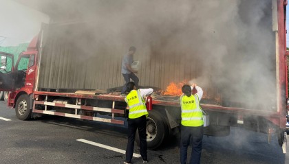 大货车突然自燃，高速收费站工作人员3分钟化险为夷