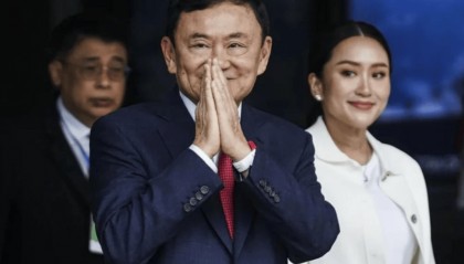 76岁的他信，再度被判入狱，走投无路的佩通坦，向泰国王室“表忠心”