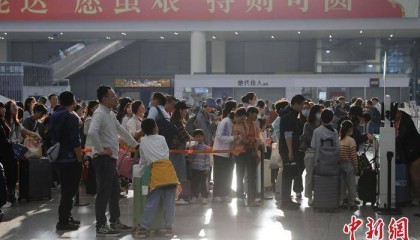 铁路上海站迎来“五一”假期运输客流最高峰