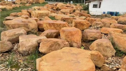 天津北辰黄蜡石桌凳打磨 北辰黄蜡石平台石塑造 北辰黄蜡石入口标志石