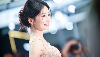 “我出不去了！”毛晓彤走完红毯在休息室遭遇门锁故障，被反锁室内呼叫救援