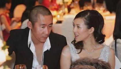 章子怡哥哥罕晒全家福！42岁嫂子美艳高挑比章子怡还漂亮