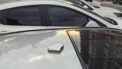 江西2名“熊孩子”将瓷板和石头从高空抛下，砸中楼下车辆！