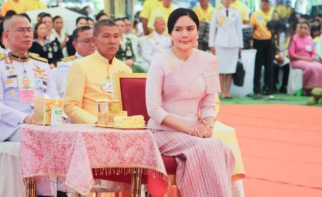 泰国后宫百花齐放，72岁泰王出手稳准狠，成功架空苏提达王后