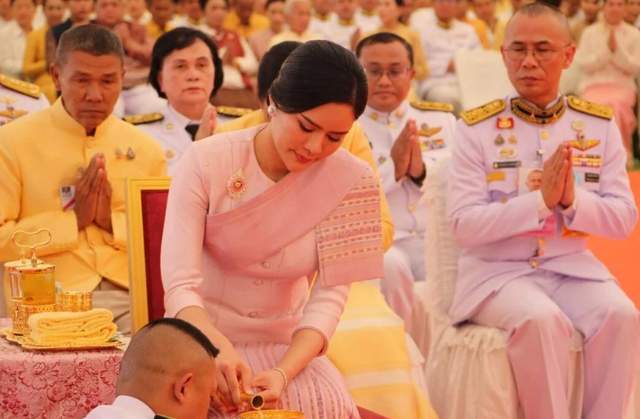 泰国后宫百花齐放，72岁泰王出手稳准狠，成功架空苏提达王后