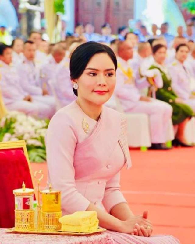 泰国后宫百花齐放，72岁泰王出手稳准狠，成功架空苏提达王后