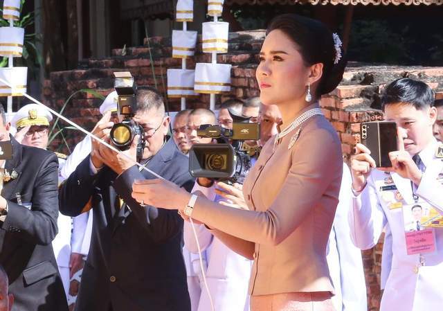 泰国后宫百花齐放，72岁泰王出手稳准狠，成功架空苏提达王后