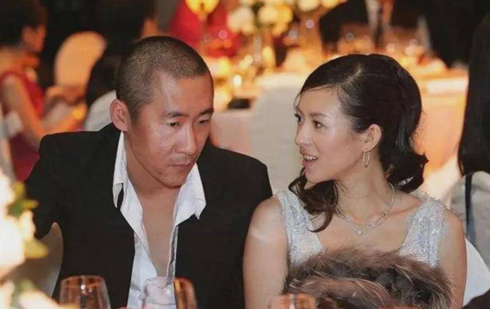 章子怡哥哥罕晒全家福!42岁嫂子美艳高挑比章子怡还漂亮