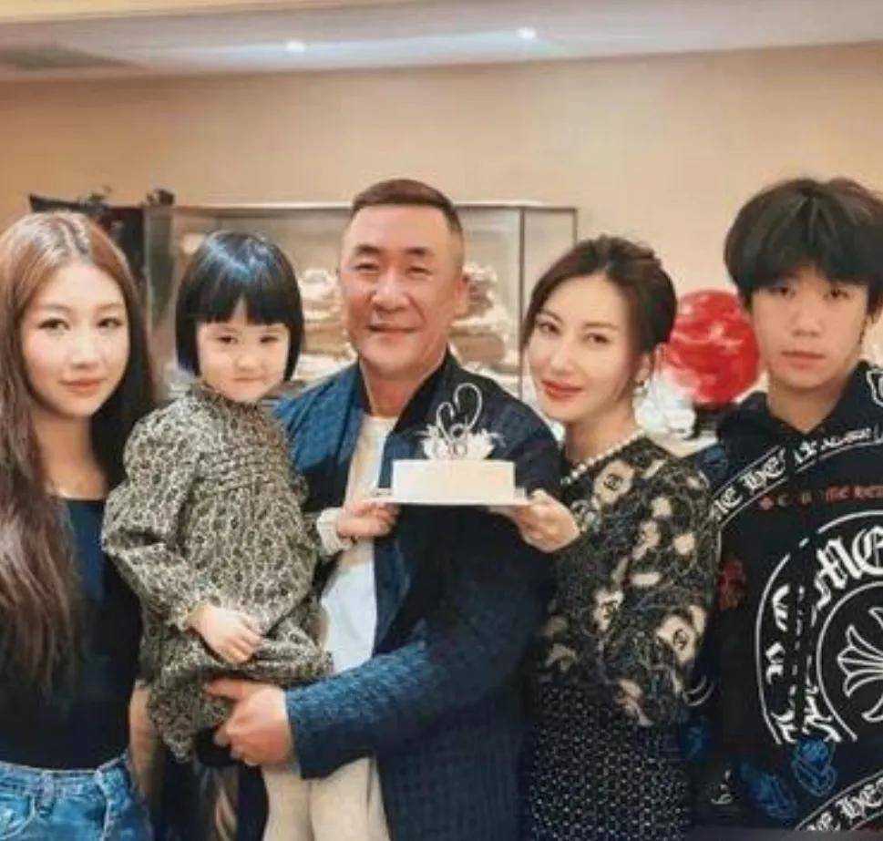 章子怡哥哥罕晒全家福!42岁嫂子美艳高挑比章子怡还漂亮