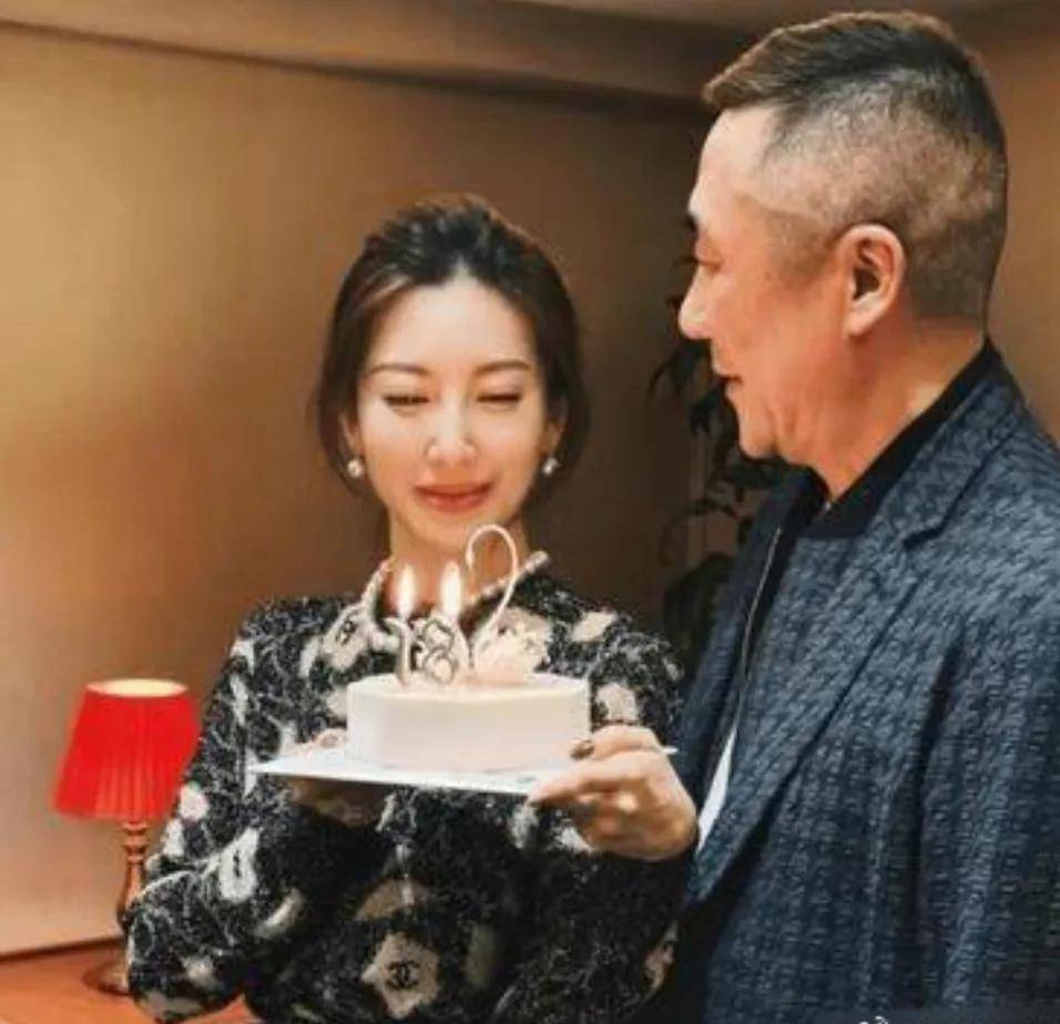 章子怡哥哥罕晒全家福!42岁嫂子美艳高挑比章子怡还漂亮