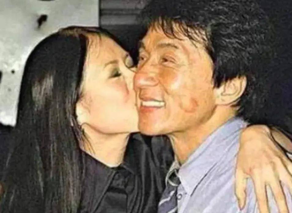 章子怡哥哥罕晒全家福!42岁嫂子美艳高挑比章子怡还漂亮