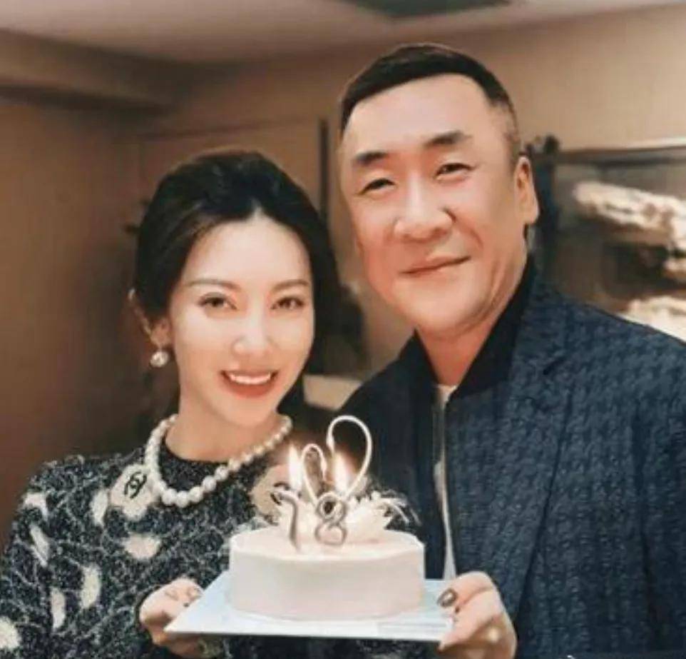 章子怡哥哥罕晒全家福!42岁嫂子美艳高挑比章子怡还漂亮