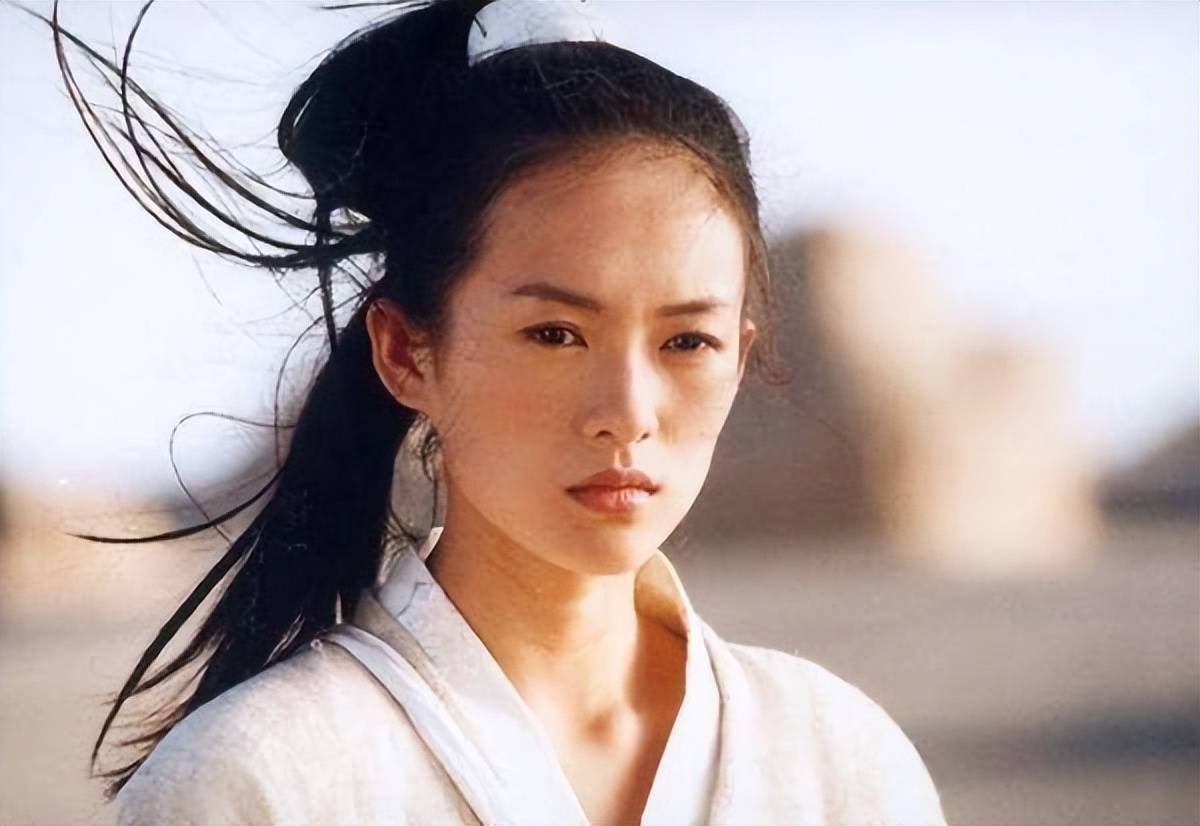 章子怡意外摔倒上热搜，46岁章子怡眼里依然有光：老娘不需要男人