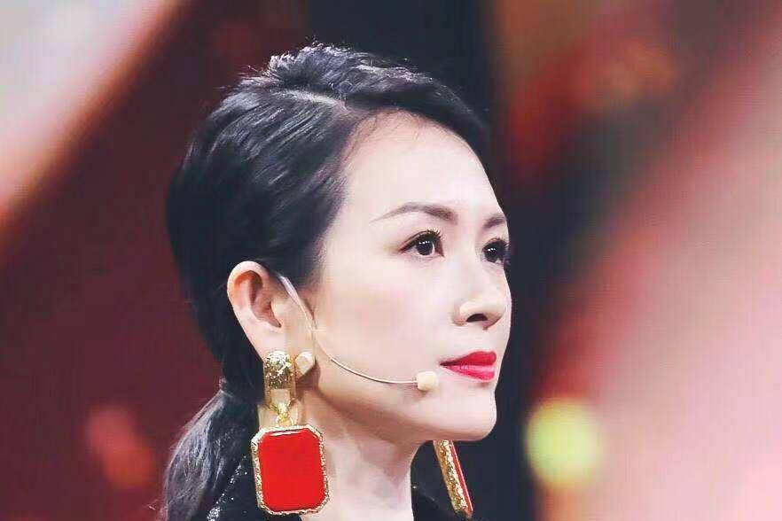 章子怡意外摔倒上热搜，46岁章子怡眼里依然有光：老娘不需要男人