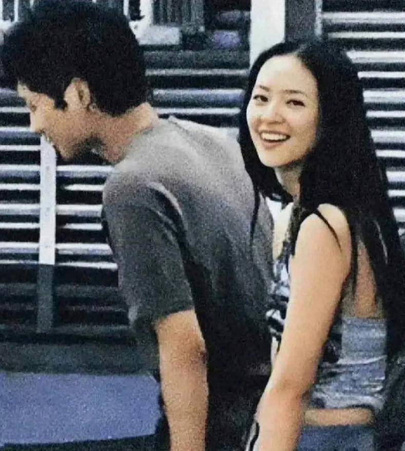 章子怡意外摔倒上热搜，46岁章子怡眼里依然有光：老娘不需要男人