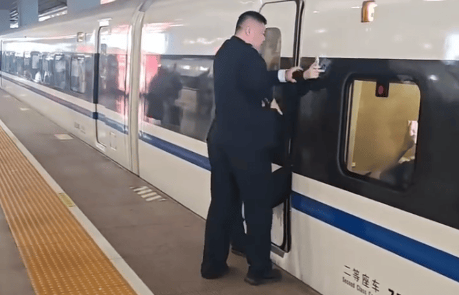 高铁站又有旅客扒车门？铁路上海站最新回应