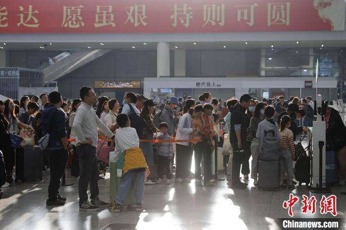 铁路上海站迎来“五一”假期运输客流最高峰