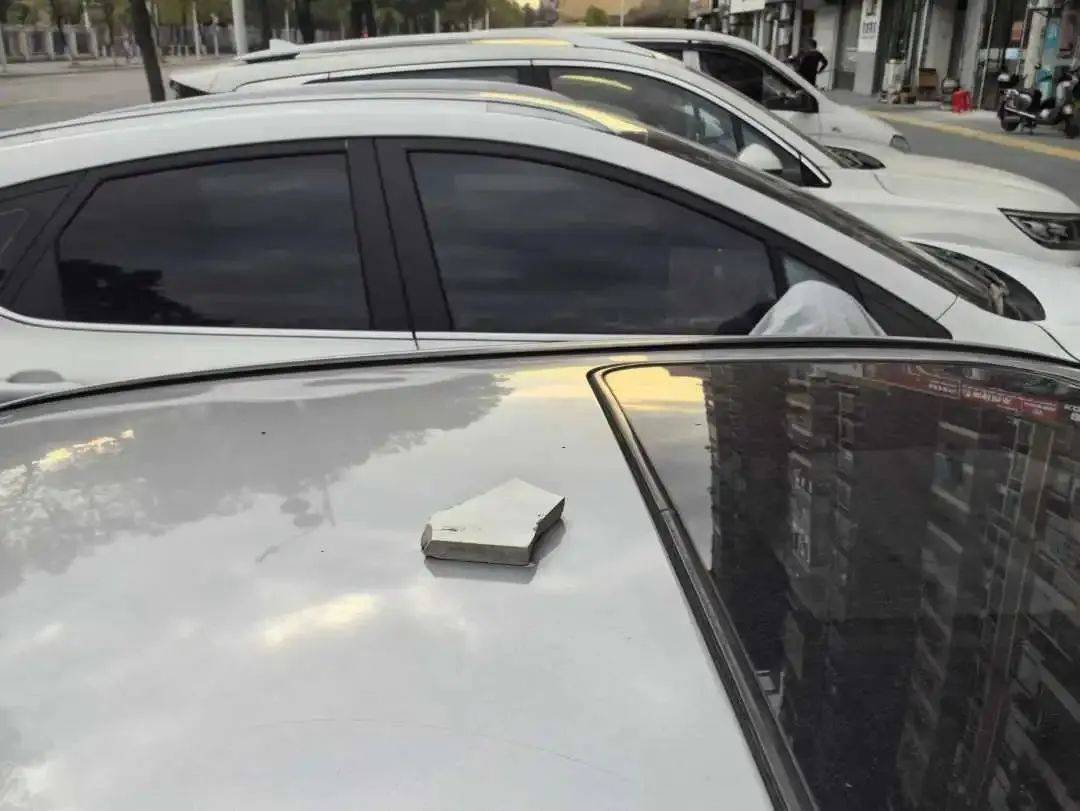 江西2名“熊孩子”将瓷板和石头从高空抛下，砸中楼下车辆！