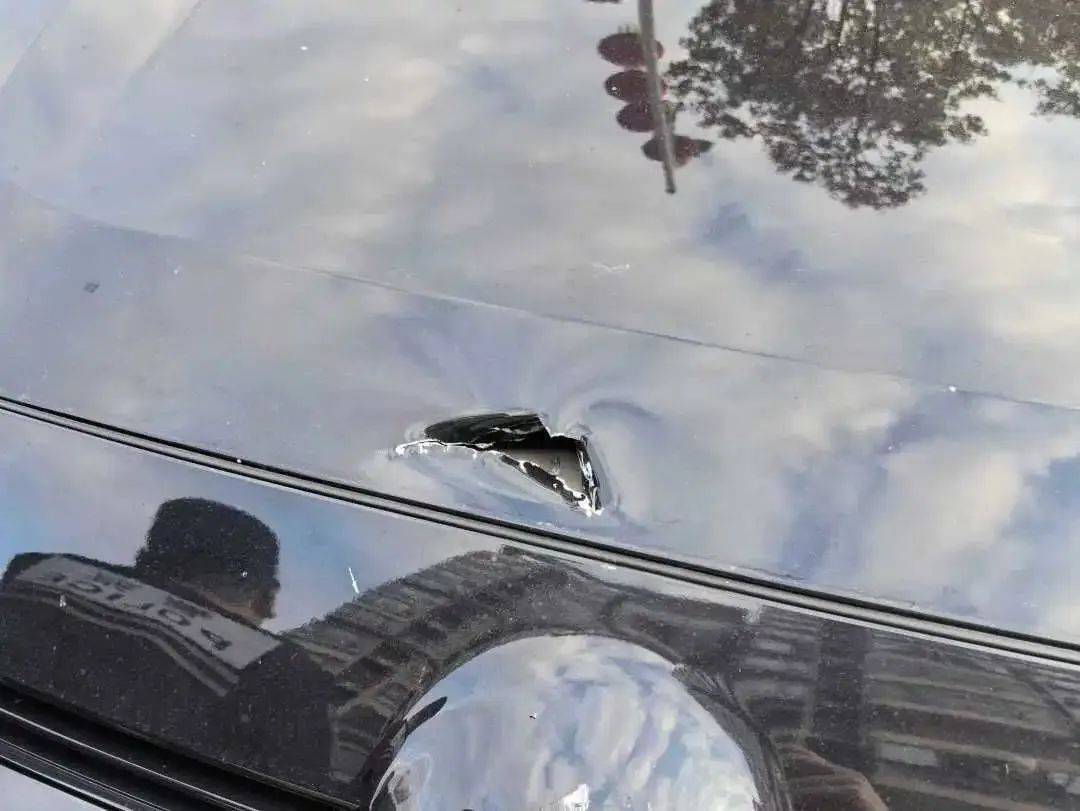 江西2名“熊孩子”将瓷板和石头从高空抛下，砸中楼下车辆！