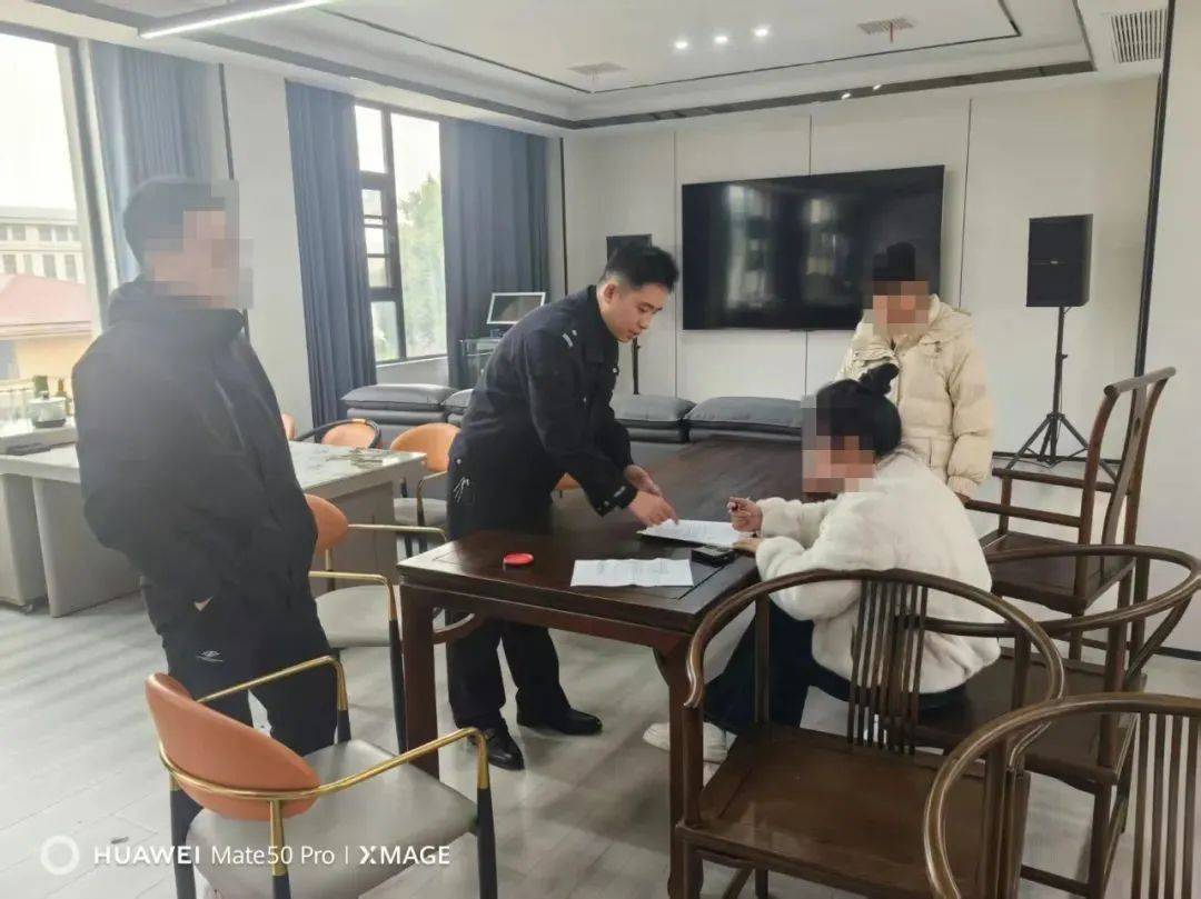 江西2名“熊孩子”将瓷板和石头从高空抛下，砸中楼下车辆！