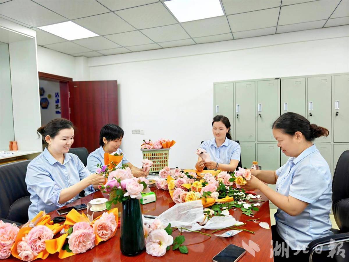 鲜花赠司机！这个收费站有点香