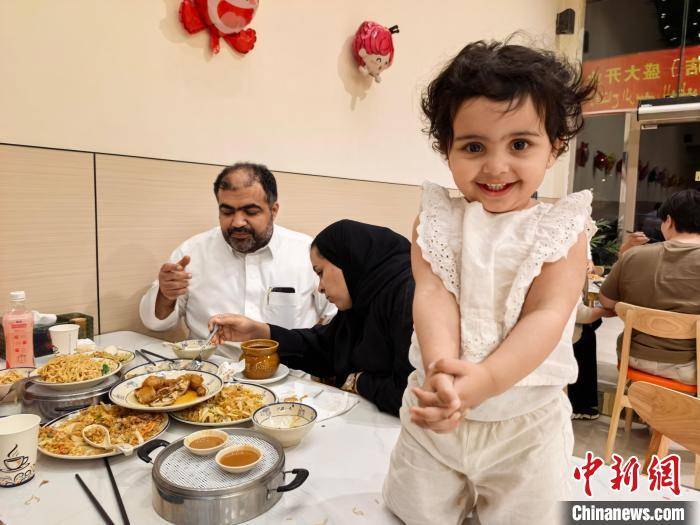 沙县小吃进驻沙特首都 开业当日营业额喜人
