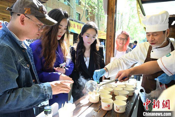 当青春遇见沙县 小吃进校园首站引“爆”中传