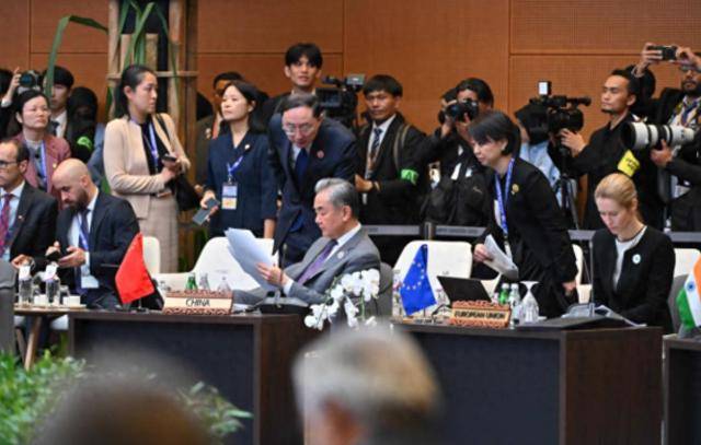 面对菲海警的驱逐，中国侦察船不语，舰载机起飞，直接4个字定性