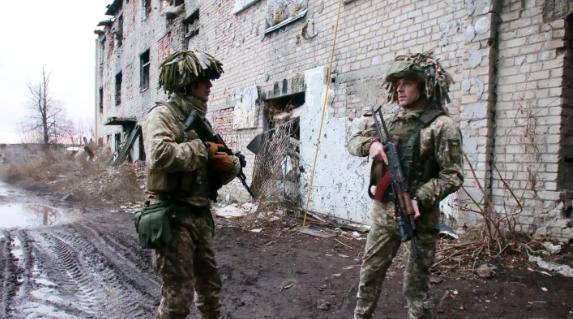 俄军敢死队突入红军城，乌军被打得手忙脚乱，泽连斯基面临“逼宫”局面