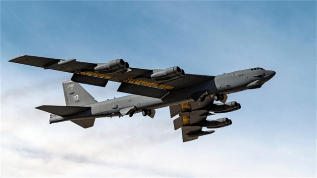 雷达全程无预警，B52突然闪现，以肉眼可见速度高速逼近客机