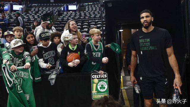 对抗延伸到场外，尼克斯球迷在淘汰凯尔特人后围堵了凯尔特人大巴