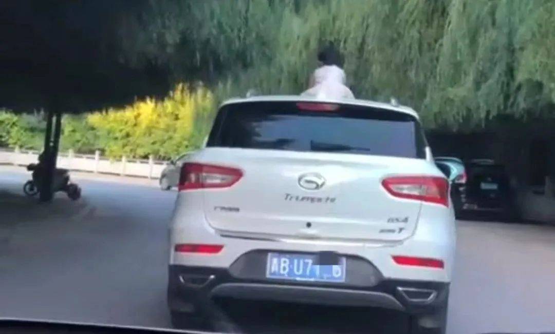 惊险！青海一女童竟端坐在行驶中的轿车车顶！