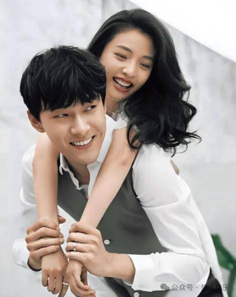 离婚三年又被拍到亲密逛超市,他俩这是纯带娃还是真复合了?