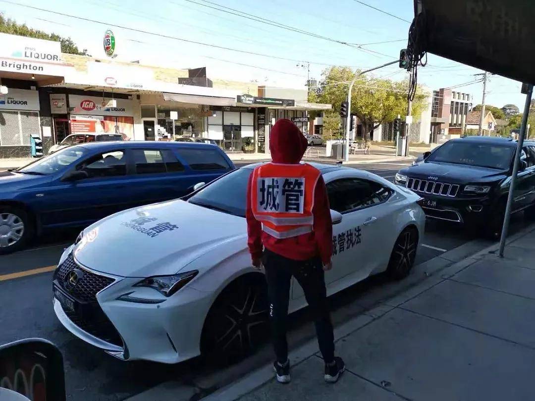 澳大利亚人抗议在车上贴中国八一军徽！吓得还以为是中国来抓他的