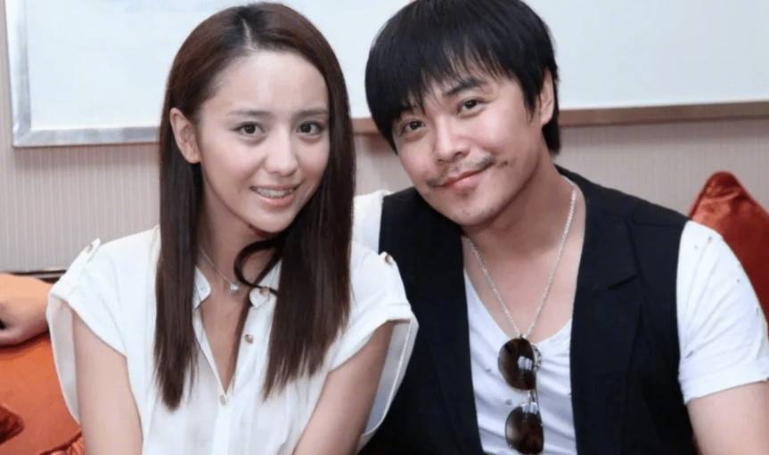 陈思诚卡零点为佟丽娅庆生！晒丫丫与儿子朵朵背影照好温馨