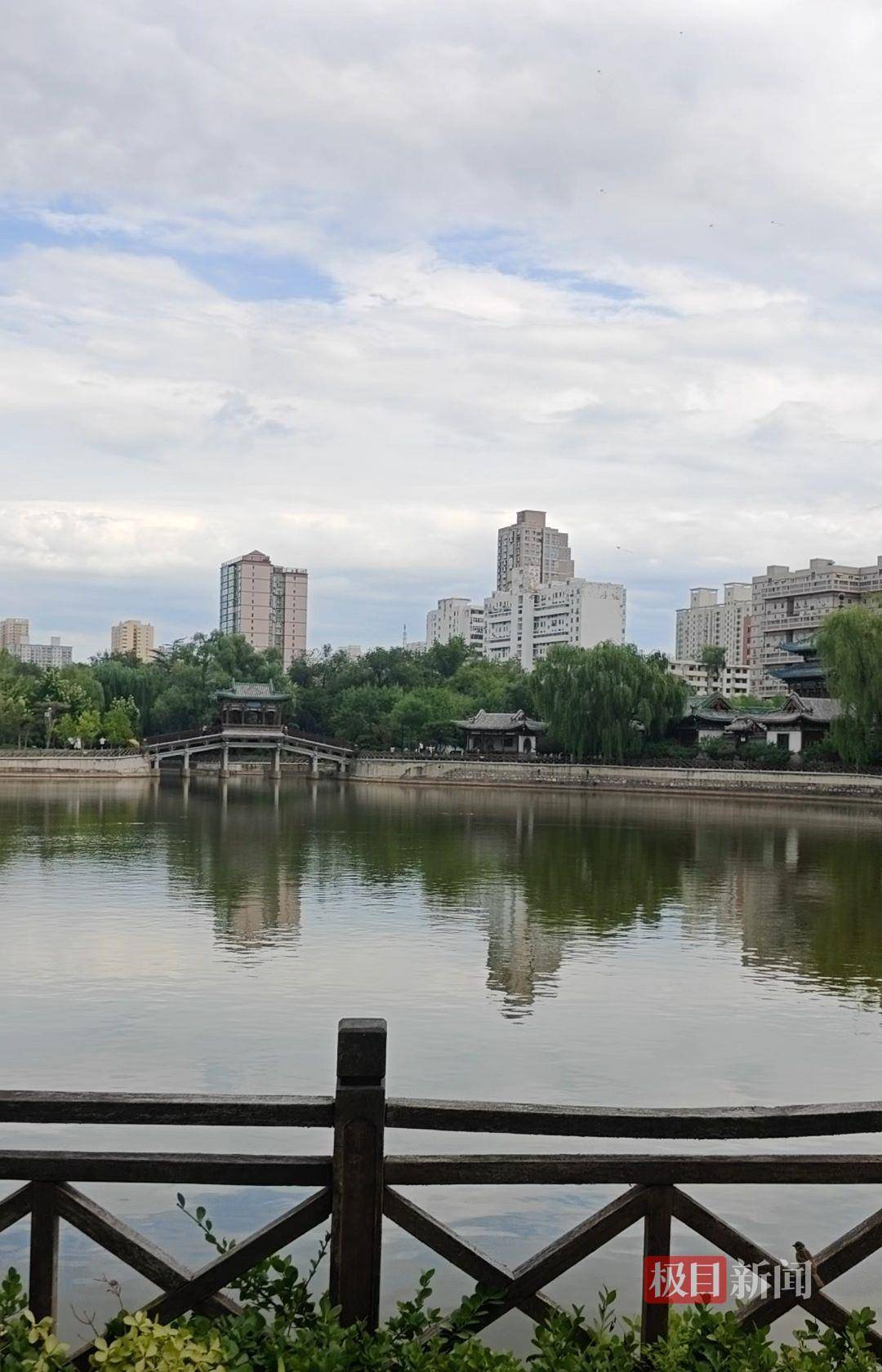 太原一公园为游客打捞手机时意外发现100多发步枪子弹，警方介入调查