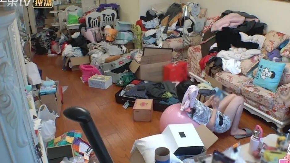 30岁女星家中太乱登热搜，满屋杂物堆积，本人道歉：我小姨妈已买机票来帮忙做深度清洁