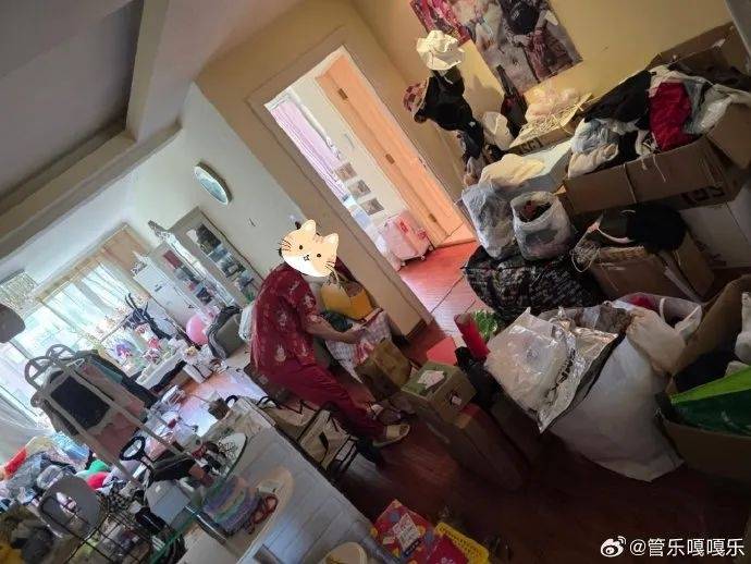 30岁女星家中太乱登热搜，满屋杂物堆积，本人道歉：我小姨妈已买机票来帮忙做深度清洁