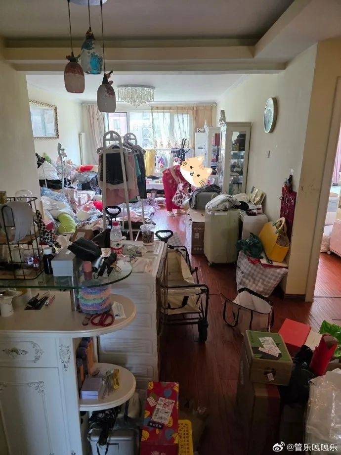 30岁女星家中太乱登热搜，满屋杂物堆积，本人道歉：我小姨妈已买机票来帮忙做深度清洁