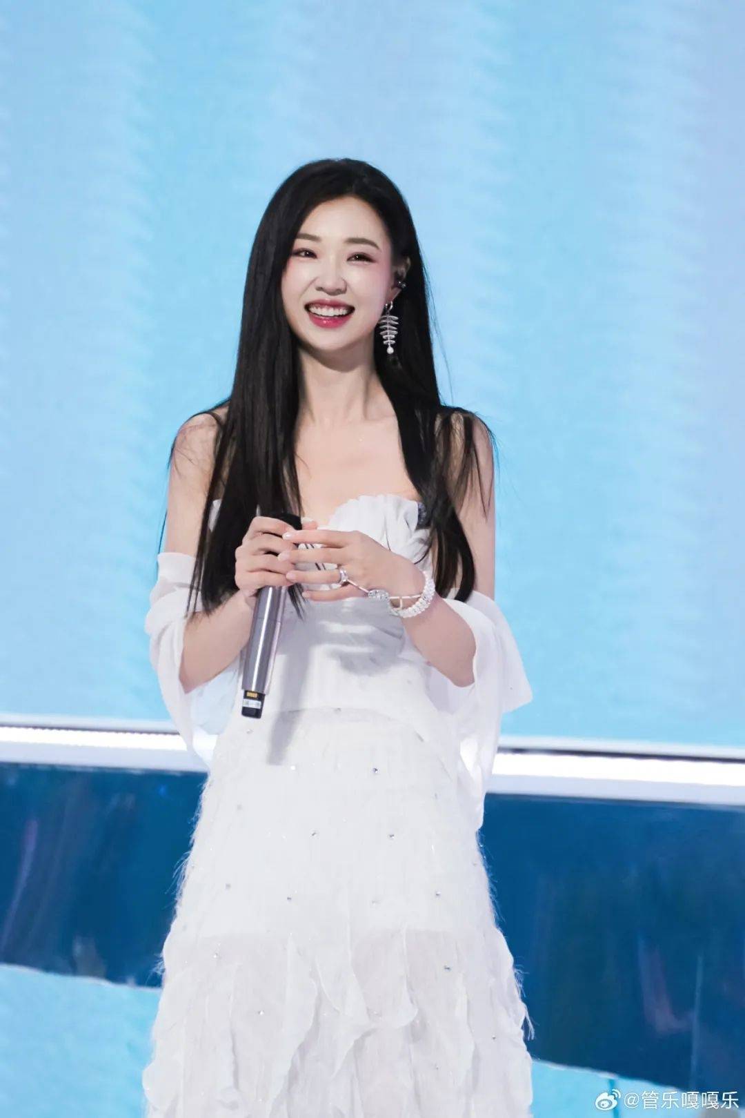 30岁女星家中太乱登热搜，满屋杂物堆积，本人道歉：我小姨妈已买机票来帮忙做深度清洁