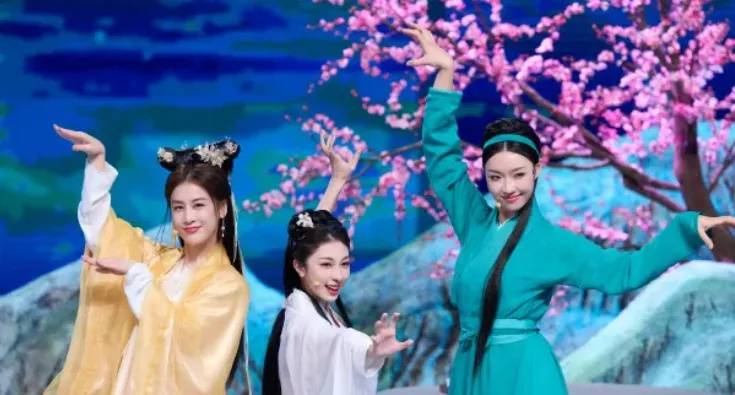 30岁女星家中太乱登热搜，满屋杂物堆积，本人道歉：我小姨妈已买机票来帮忙做深度清洁