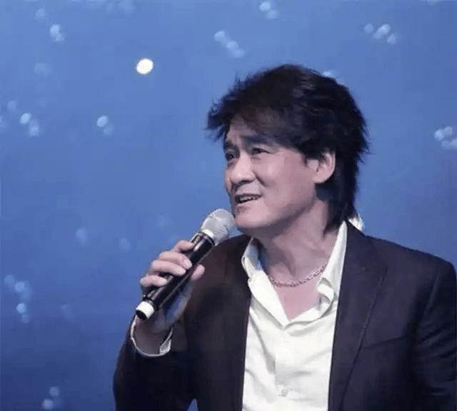 考古｜64岁周华健近照曝光！被嘲身材走样，和妻子同框像两辈人