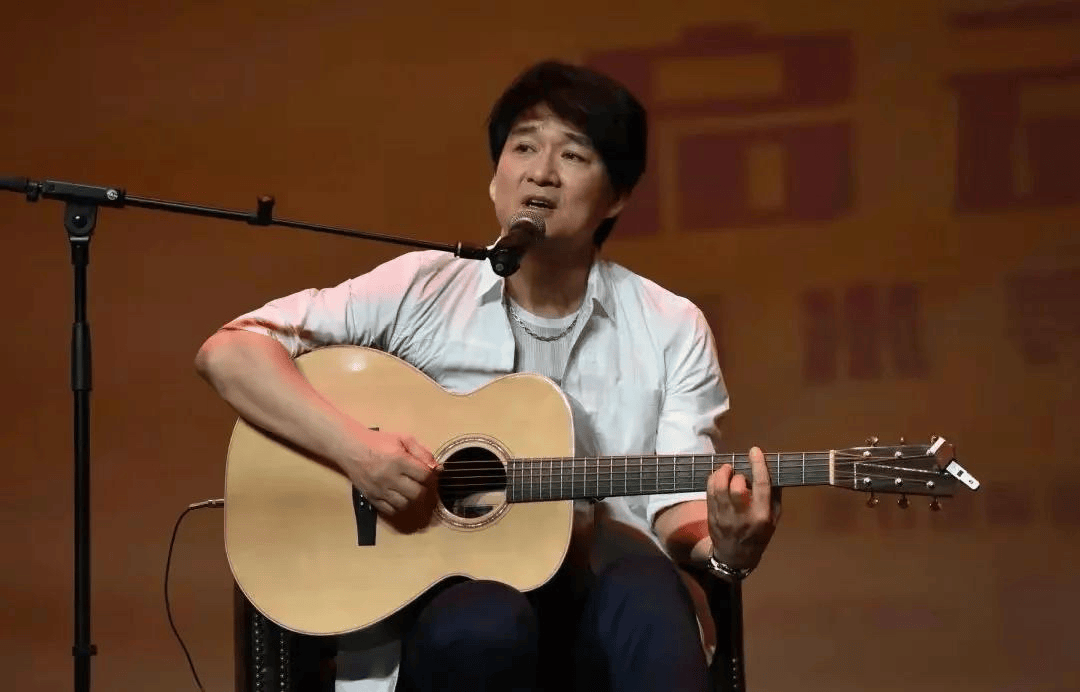 考古｜64岁周华健近照曝光！被嘲身材走样，和妻子同框像两辈人