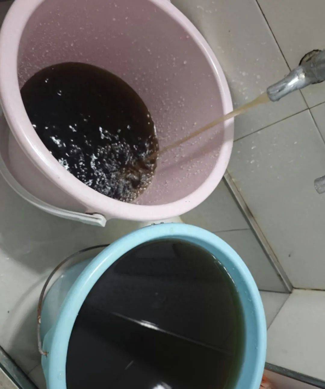 “到处都是臭的！”景德镇停水后游客称上厕所很困扰，复水后市民称放的水像“可乐”，水务公司回应