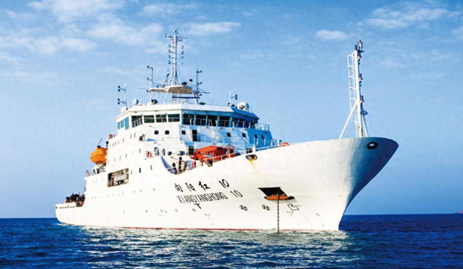 中方两艘大船抵达黄岩岛，船上没有一枪一炮，菲律宾最担心的事要发生，紧急请美军介入