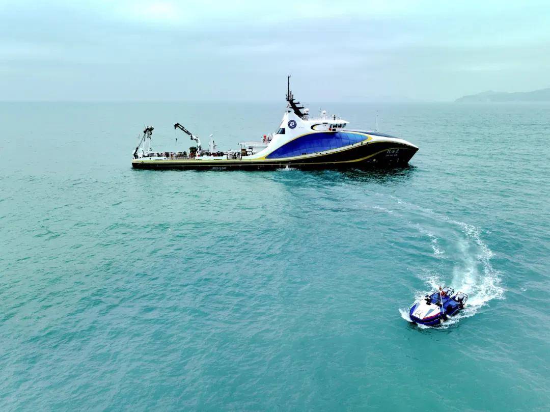 中方两艘大船抵达黄岩岛，船上没有一枪一炮，菲律宾最担心的事要发生，紧急请美军介入