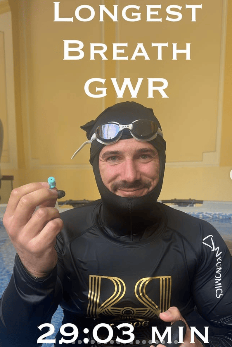 男子水下憋气29分钟刷新世界纪录，时长大约是海豚2倍