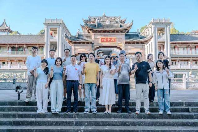 景区“打工人”郑国霖“火出天际” 母校校长：为他骄傲